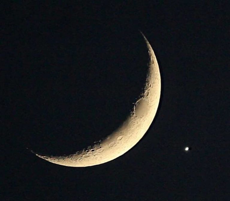 Tonight Venus and the Moon “Kiss”